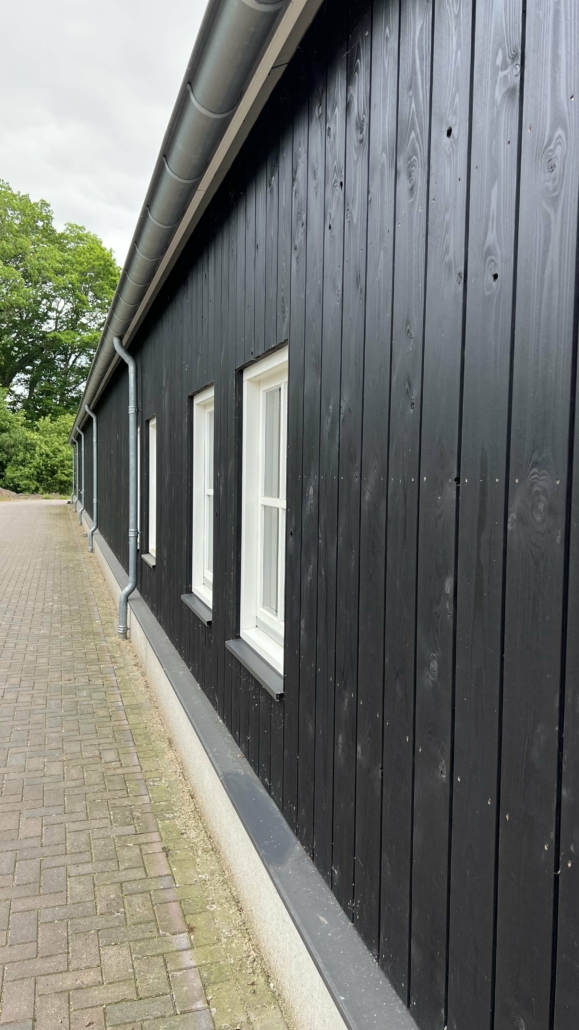 Stijlvolle, zwarte houten gevelkleding