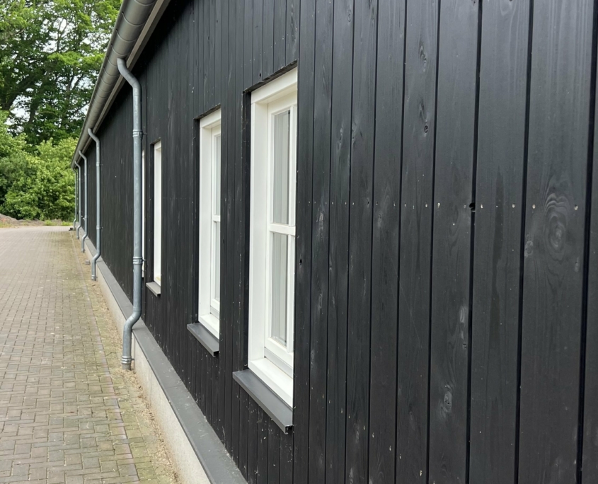 Stijlvolle, zwarte houten gevelkleding