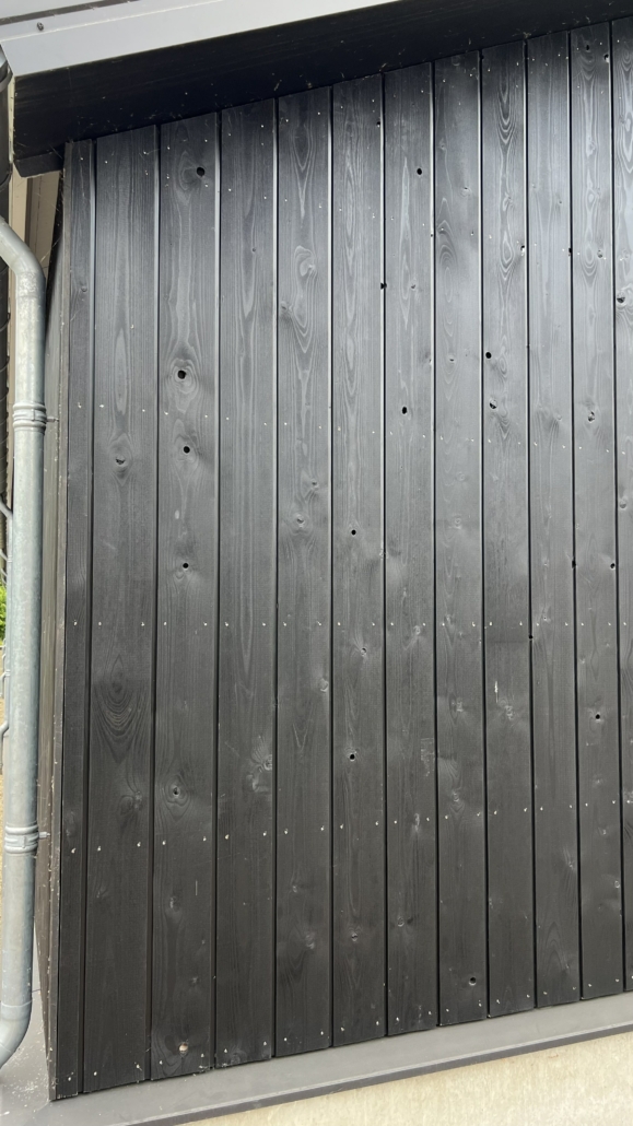 Zwarte, houten gevelbekleding van HIB Gevels