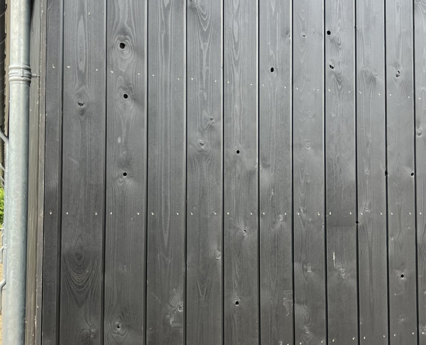 Zwarte, houten gevelbekleding van HIB Gevels