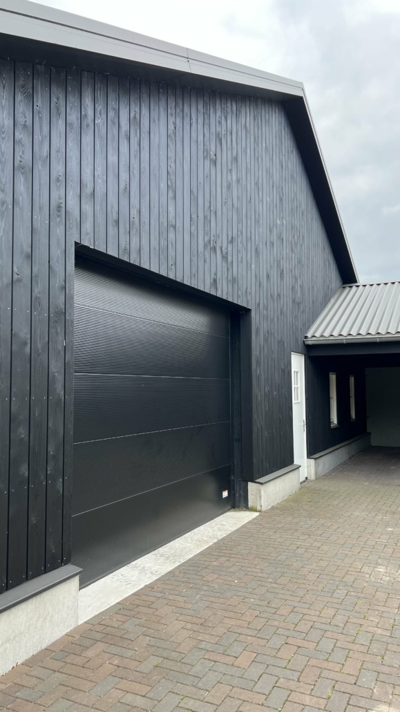 Zwarte, houten gevelbekleding voor schuur