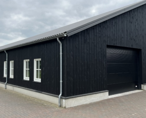 Zwarte, houten gevelbekleding van HIB Gevels
