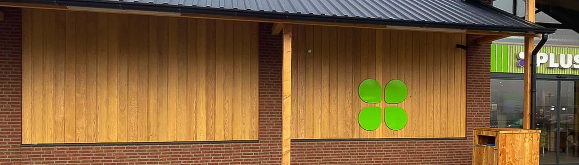 Plus supermarkt gevelbekleding
