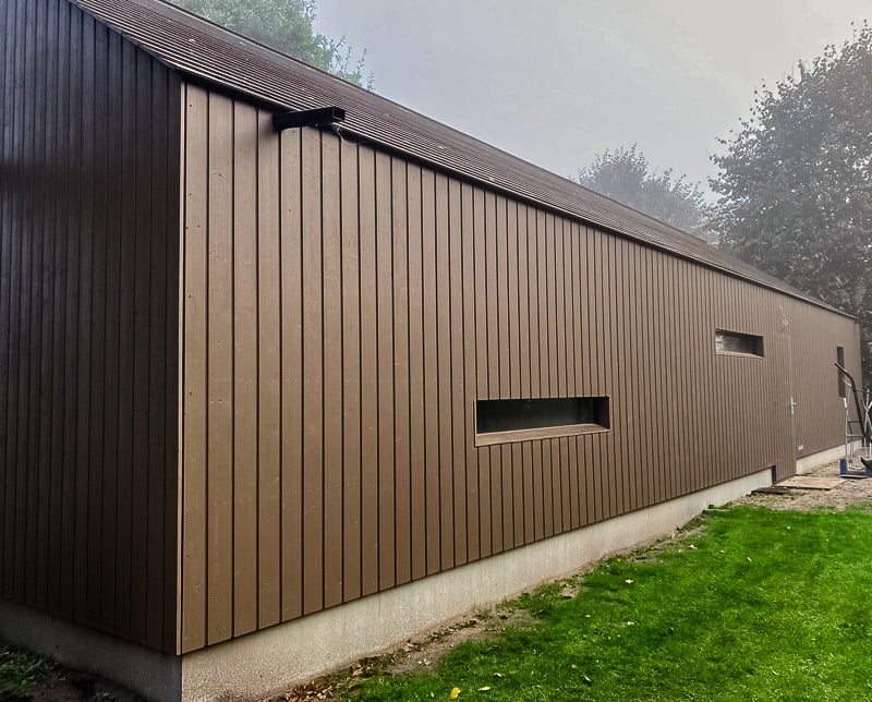 Houten gevel en dakbedekking voor schuurwoning