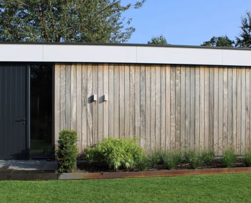 Houten gevel bij tuinhuis of tuinkantoor