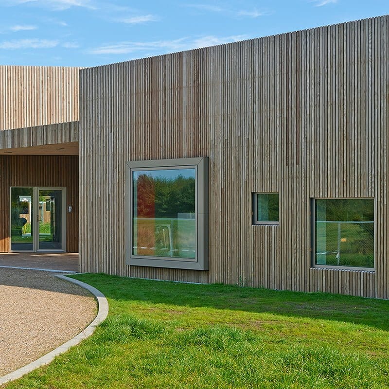 houten gevelbekleding utiliteitsbouw en bedrijfspand HIB Gevels kan u adviseren over de beste houten gevelbekleding voor jouw utiliteitsbouw en bedrijspanden