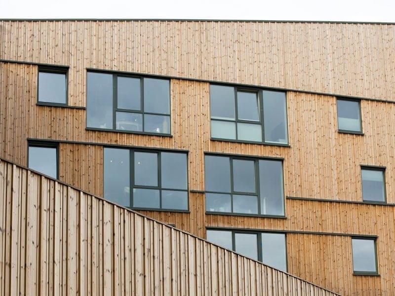 opvallende architectuur met houten gevelbekleding op maat