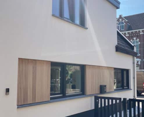 Moderne villa met houten gevelbekleding