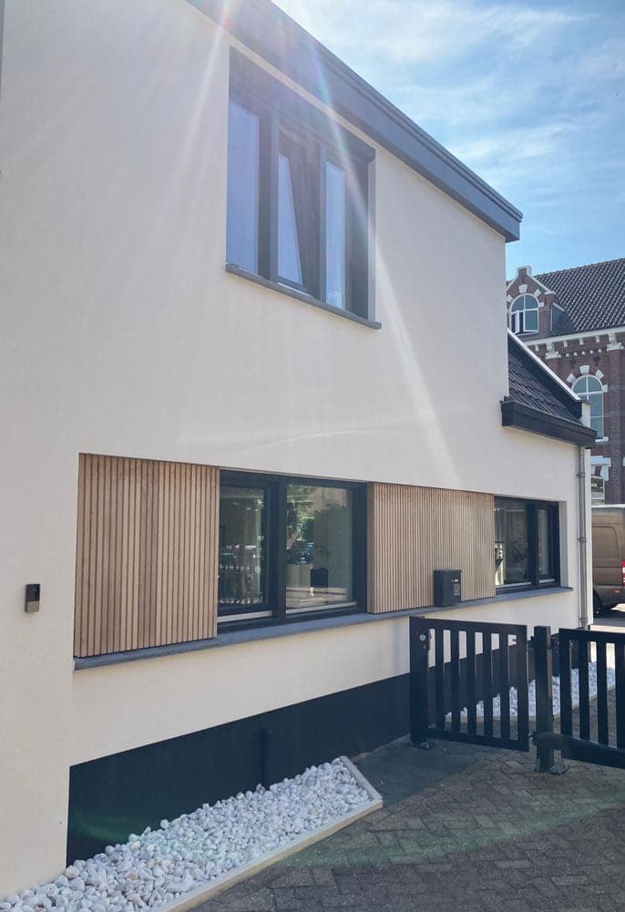Moderne villa met houten gevelbekleding