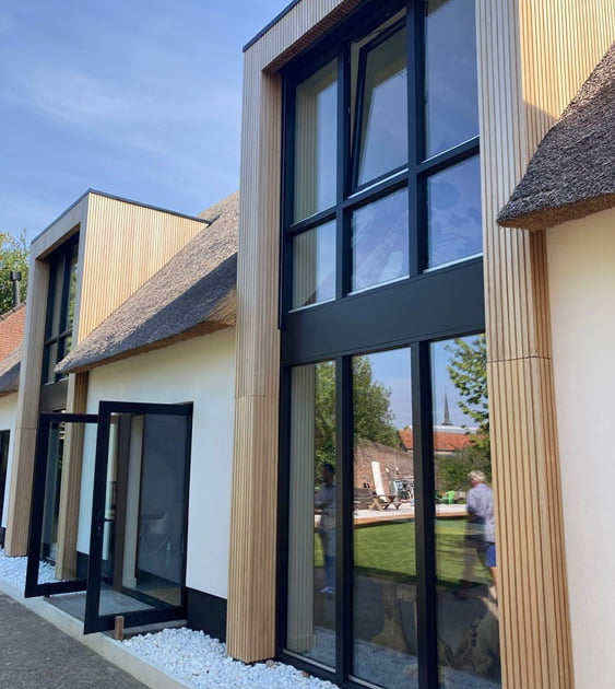 Stijlvolle villa met houten gevelbekleding