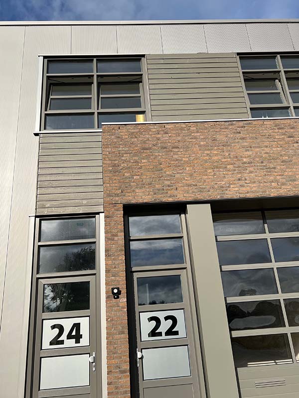 Bedrijfspand met woning voorzien van thermisch gemodificeerd vuren houten gevelbekleding aangebracht door HIB Gevels