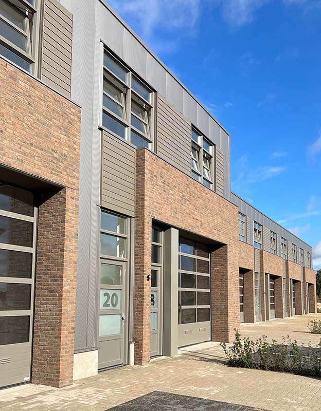 Bedrijfspand met woning voorzien van thermisch gemodificeerd vuren houten gevelbekleding aangebracht door HIB Gevels