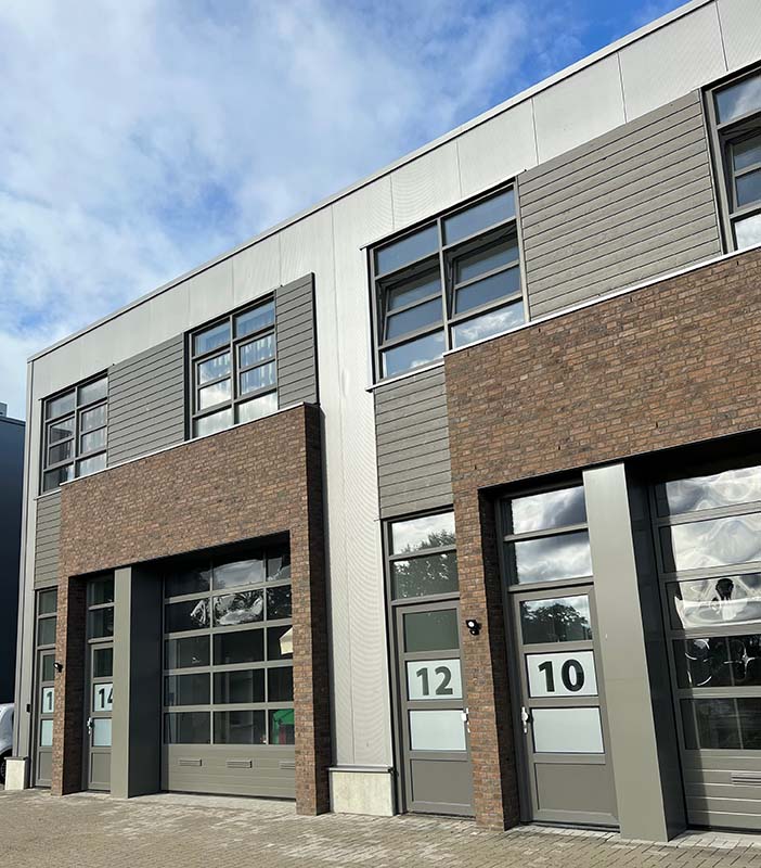 Bedrijfspand met woning voorzien van thermisch gemodificeerd vuren houten gevelbekleding aangebracht door HIB Gevels