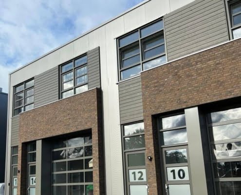 Woning met bedrijfshal voorzien van vuren gevelbekleding