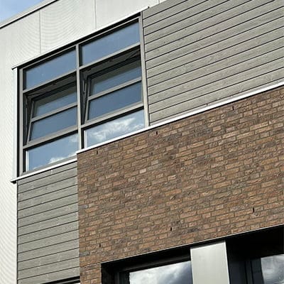 Zweeds Rabat vuren houten gevelbekleding met woodstain RAL7006 behandeling aangebracht door HIB gevels voor nieuwbouwproject three in one in Reek