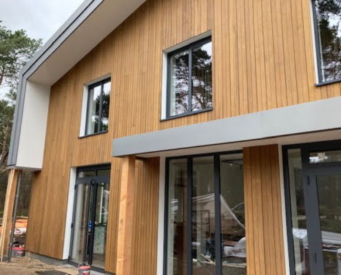 Moderne woning voorzien van houten gevelbekleding