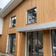 Moderne woning voorzien van houten gevelbekleding