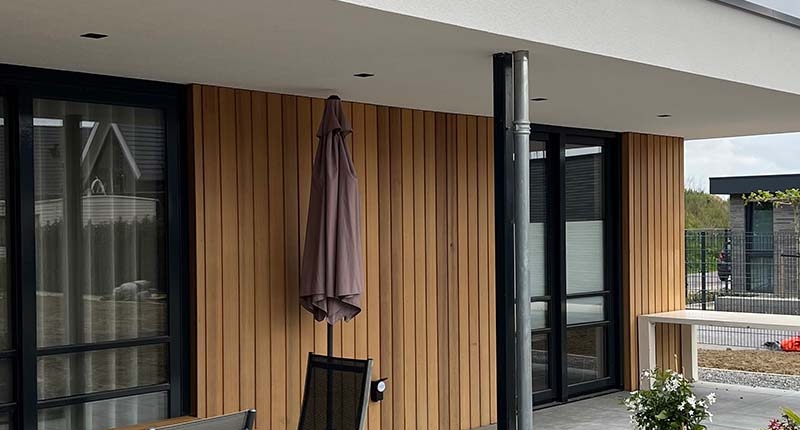 Bungalow met Western Red Cedar houten gevelbekleding van HIB gevels