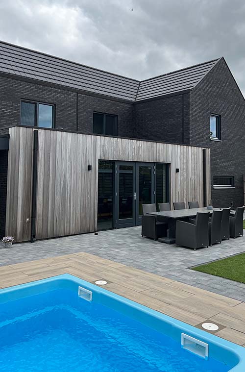 natuurlijk-vergrijsd-houten-gevelbekleding-hib-gevels-eindhoven Aanbouw aan woning met vergrijsde houten gevelbekleding