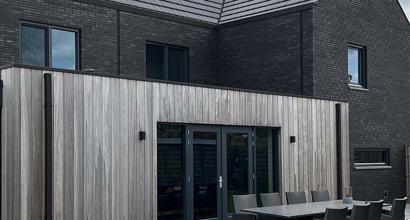 Western Red Cedar vergrijsd voor houten gevelbekleding in Eindhoven