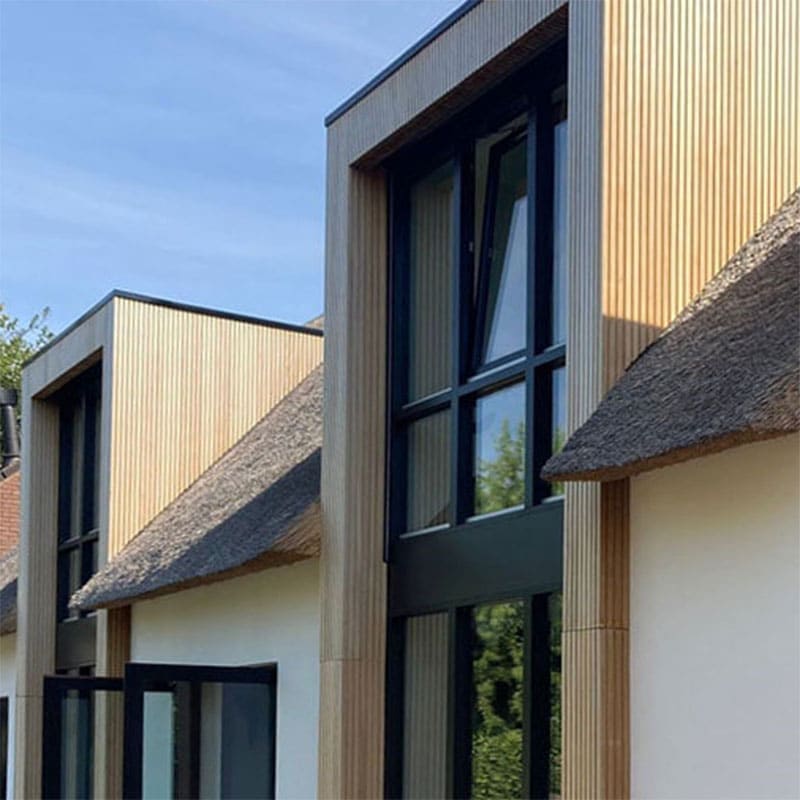 gevelbekleding hout verticaal als accent verticaal geplaatst detail in houten gevelbekleding