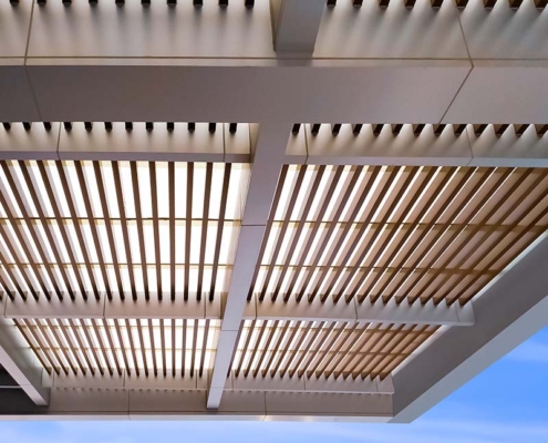 Moderne carport op maat met duurzame, houten gevelbekleding