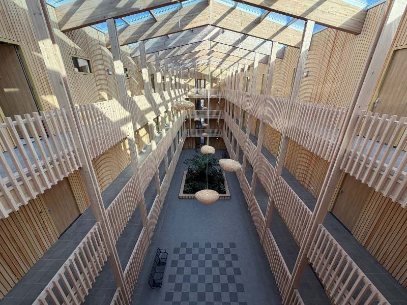 brandvertragend-behandeld-houten-gevelbekleding HIB Gevels levert houten gevelbekleding voor appartementen Alphen aan den Rijn