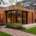 Mantelzorgwoning met warme houtuitstraling, verticale gevelbekleding en eigentijdse architectuur in Nederlandse woonwijk.