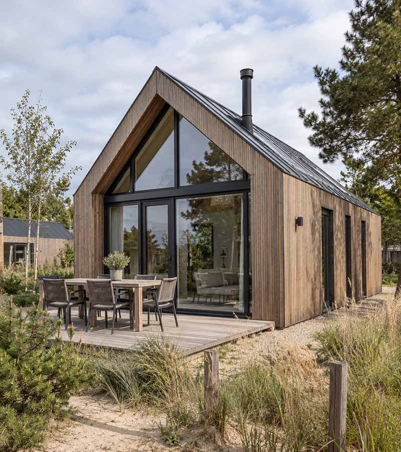 moderne-houten-cabine-met-terras Vrijstaande recreatiewoning met houten gevelbekleding